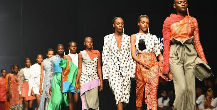 Mujeres desfilando en la semana de la moda de Lagos.