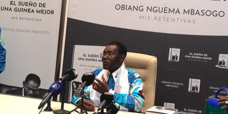 El presidente Obiang Nguema Mbasogo presentando su nueva obra en el Foro MAO Djobloho 2023.