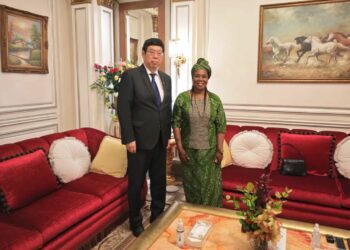 A la izquierda, Wang Wengang, embajador de de China en Guinea Ecuatoria junto a la Primera Dama de la Nación, Constancia Mangue/Foto: embajada de China en Malabo