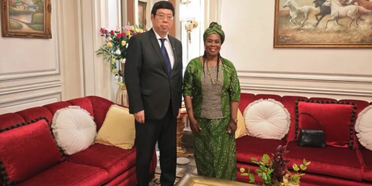 A la izquierda, Wang Wengang, embajador de de China en Guinea Ecuatoria junto a la Primera Dama de la Nación, Constancia Mangue/Foto: embajada de China en Malabo