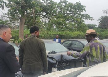 El presidente Obiang Nguema Mbasogo inspeccionanando los coches de la reserva del Parque Móvil Civill de Sipopo