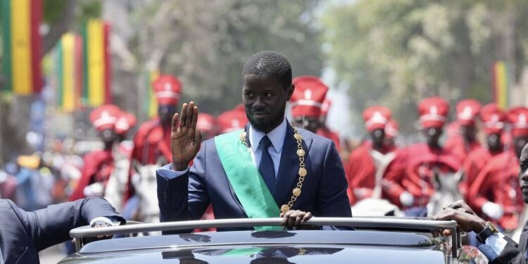 Bassirou Diomaye después de la jura de su cargo como nuevo Presidente de Senegal el 2 de abril de 2024.