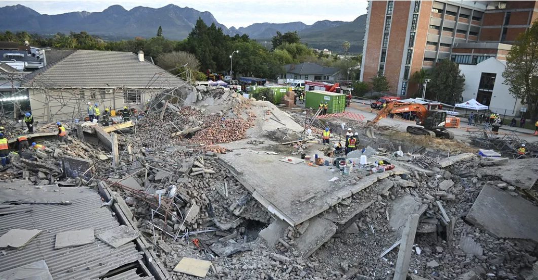 El desplome del edificio ha dejado 7 muertos y por lo menos 49 desaparecidos.