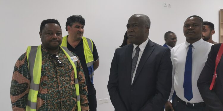 A la derecha el presidente del BDEAC  Dieudonné EVOU MEKOU, durante la visita al centro comercial