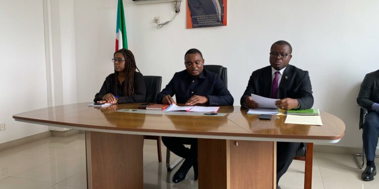 Ministro de Justicia, Culto e Instituciones Penitenciarias, Reginaldo Biyogo Mba junto con su equipo / Foto: AhoraEG.