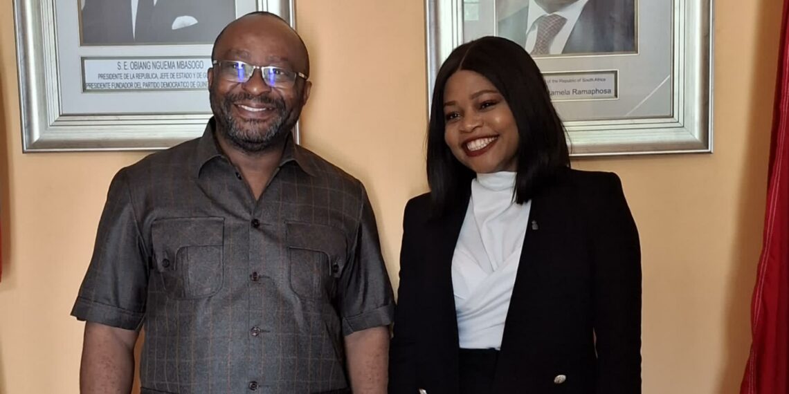 El Embajador de Guinea Ecuatorial en Sudáfrica, Pedro Ela Nguema Buna y la representante del Grand Hotel Djibloho, Clementina Nguema / Foto: Grand Hotel Djibloho