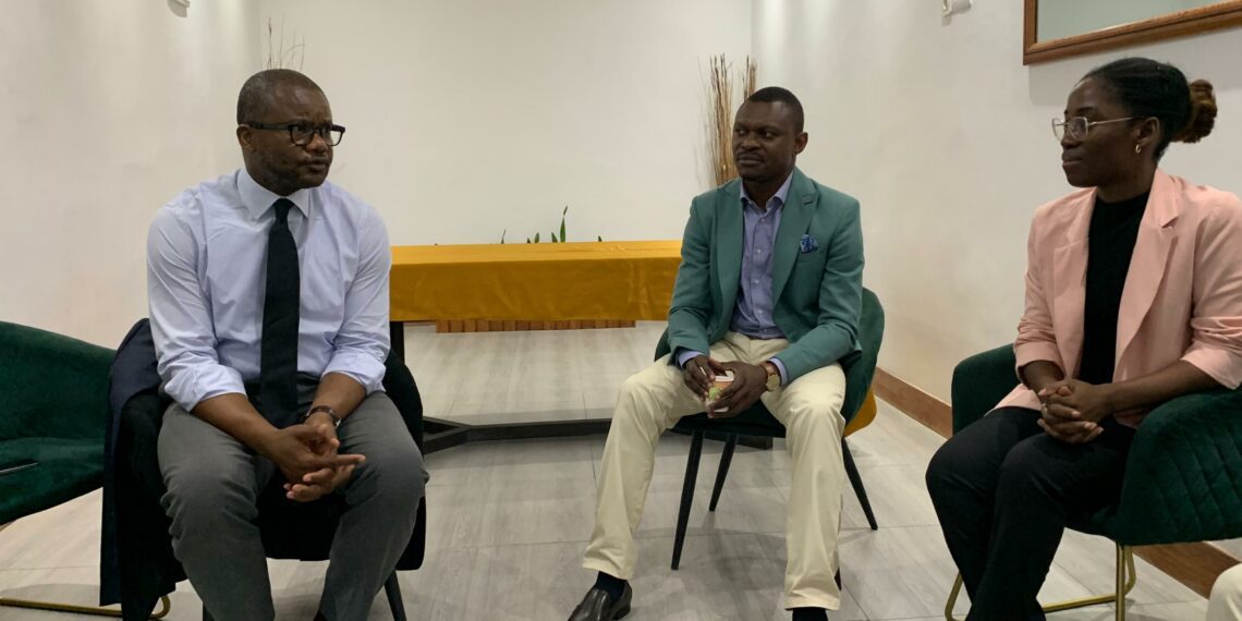 Nso Angüe Nchama, Delegado Nacional de INSESO (izquierda) y Carlos Endje Ngonde Oma, Delegado Nacional Adjunto de INSESO (centro) / Foto: AhoraEG