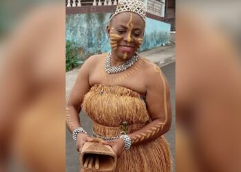 Mujer bubi bailando el Cachá con al campana bubi. Autora: Bonaí