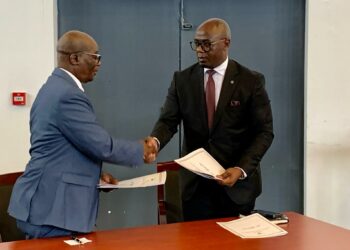 Faustino Ndong Esono (izquierda) Ministro de Estado del Interior saliente y Victoriano Engonga Kea (derecha) nuevo Ministro del Interior.