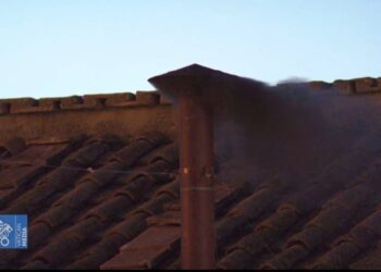 Chimenea de la capilla sixtina expulsando humo negro. 7 de mayo 2025