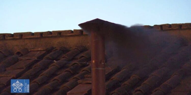 Chimenea de la capilla sixtina expulsando humo negro. 7 de mayo 2025