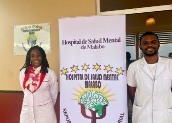 A la izquierda, doctora Adela Obono Miko Nzang ,Médico generalista del servicio de Psiquatría  y José Esono Bakale, médico Psiquiatra y jefe del Servicio de Admisión Libre