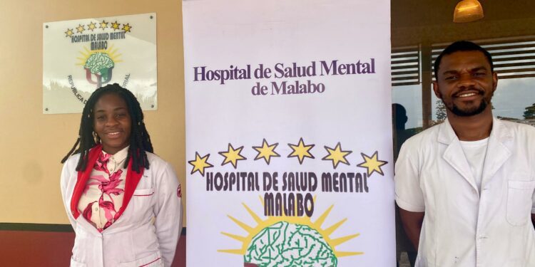 A la izquierda, doctora Adela Obono Miko Nzang ,Médico generalista del servicio de Psiquatría y José Esono Bakale, médico Psiquiatra y jefe del Servicio de Admisión Libre