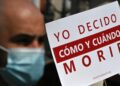 Un hombre portando una pancarta durante una manifestación/Foto: Getty Images