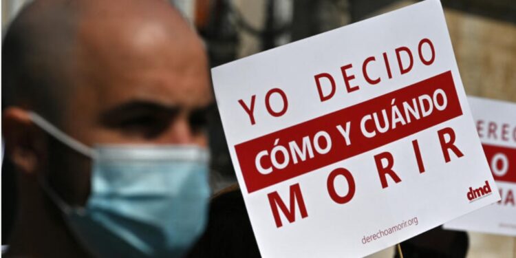 Un hombre portando una pancarta durante una manifestación/Foto: Getty Images