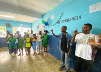 Alunmos del Colegio Adventista de Malabo haciendo el abecedario en lengua de signos durante la representación teatral/ Foto: Ahora EG