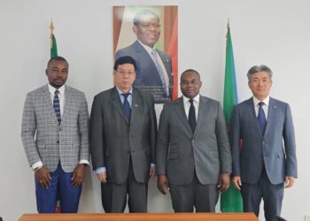 De izda a Dcha, José Eko Owono, secretario de Estado de Transportes Telecomunicaciones, Sistemas de Inteligencia Artificial, Wang Wengang, embajador de China en Guinea Ecuatorial, Honorato Evita Oma, ministro de Transportes, Telecomunicaciones, Sistemas de Inteligencia Artificial y Guo Feng, Consejero de la Embajada de China encargado de asuntos económicos y comerciales/ Foto: Embajada de China en G.E.