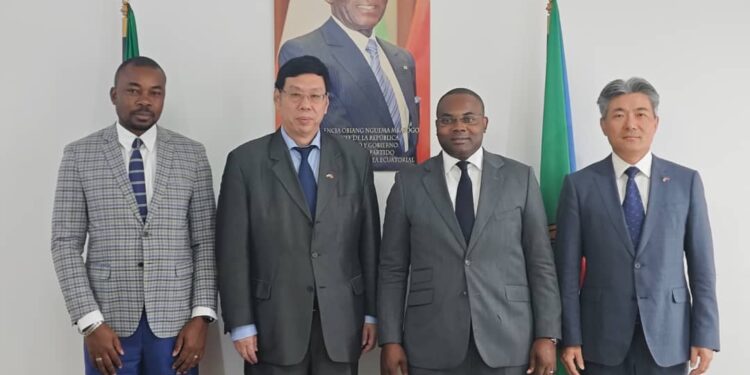 De izda a Dcha, José Eko Owono, secretario de Estado de Transportes Telecomunicaciones, Sistemas de Inteligencia Artificial, Wang Wengang, embajador de China en Guinea Ecuatorial, Honorato Evita Oma, ministro de Transportes, Telecomunicaciones, Sistemas de Inteligencia Artificial y Guo Feng, Consejero de la Embajada de China encargado de asuntos económicos y comerciales/ Foto: Embajada de China en G.E.