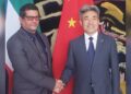 Representante AGENOR, con el Sr. Guo Feng, Consejero Económico y Comercial de la Embajada de China en Guinea Ecuatorial / Imagen cedida.