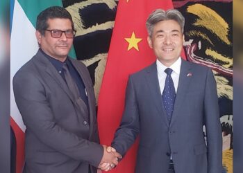 Representante AGENOR, con el Sr. Guo Feng, Consejero Económico y Comercial de la Embajada de China en Guinea Ecuatorial / Imagen cedida.