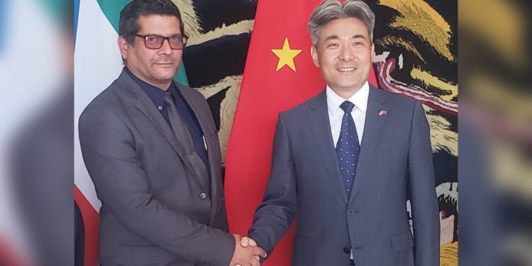 Representante AGENOR, con el Sr. Guo Feng, Consejero Económico y Comercial de la Embajada de China en Guinea Ecuatorial / Imagen cedida.