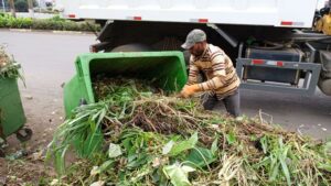 Foto: Guinea Limpia // Uso incorrecto de los contenedores por la ciudadanía