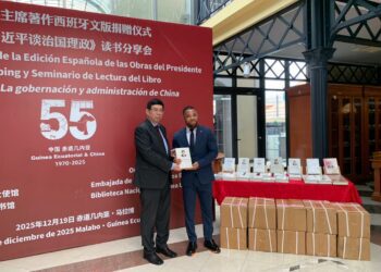 Miguel Mba Obiang, director general de Centros Culturales, Bibliotecas e Imagen junto con el embajador de China, Wang Wengang. Foto: AhoraEG.