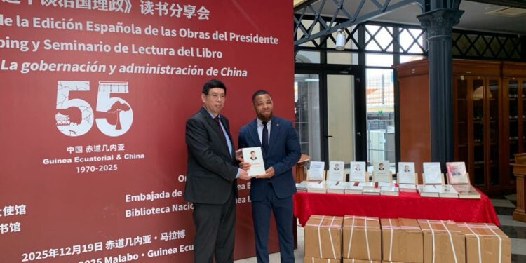 Miguel Mba Obiang, director general de Centros Culturales, Bibliotecas e Imagen junto con el embajador de China, Wang Wengang. Foto: AhoraEG.
