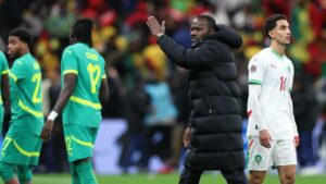 Pape Thiaw, seleccionador de Senegal, pidiendo a sus jugadores abandonar el campo en la final de la Copa África (Foto: Reuters)