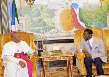 El Presidente Obiang Nguema Mbasogo charlando con Monseñor Juan Nsue Edjang Foto:Romualdo Ndong (Equipo Prensa Presidencial)