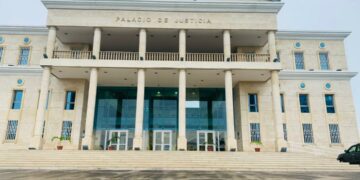 Fachada frontal de la sede del Palacio de Justicia, Malabo. Foto: DG PRESS CSJ