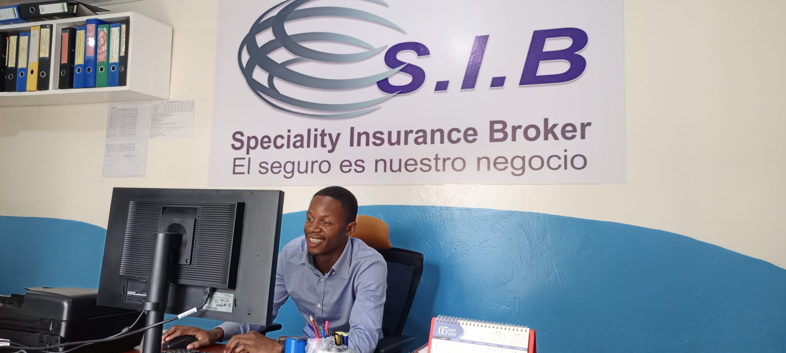 Profesional de S.I.B. trabajando