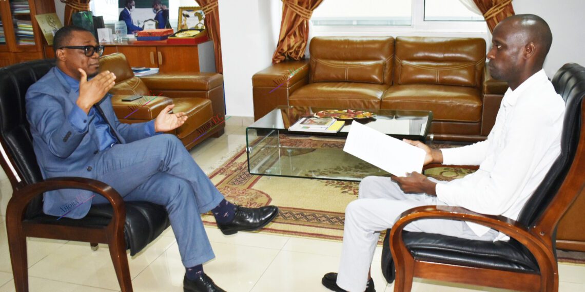 Foto: El Ministro de Sanidad durante la entrevista con el periodista de Ahora EG, Gabriel Ebang